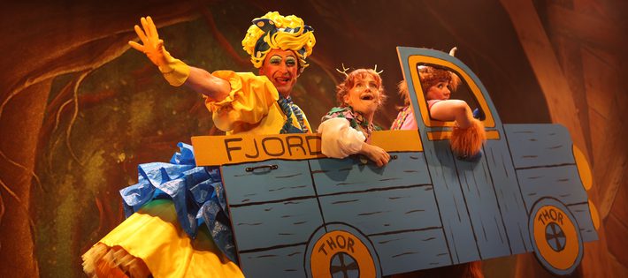 Dame in Fjord Car